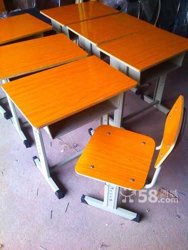 幼儿园桌椅 学生床 上下床等 校具齐全主要产品包括上下床,学生课桌椅